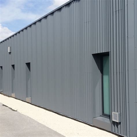 Application de bardage métallique sur une façade