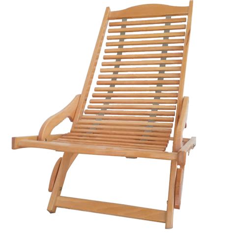 Nettoyage d'une chaise longue en bois avec une brosse