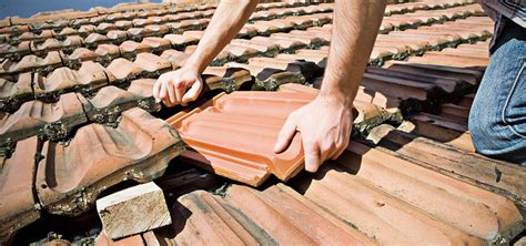 Technicien inspectant des tuiles endommagées