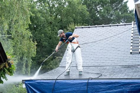 Application d'un produit hydrofuge sur un toit à l'aide d'un pulvérisateur