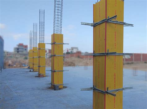 Poteaux en béton armé réalisés avec un système de coffrage en aile de moulin