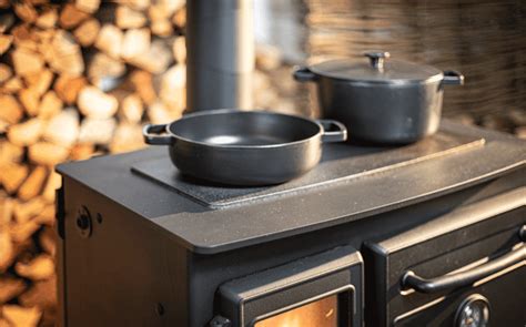 Poêle à bois avec plaque de cuisson et four