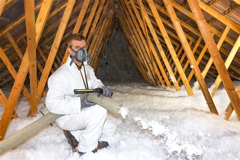 Technicien isolant des combles par soufflage