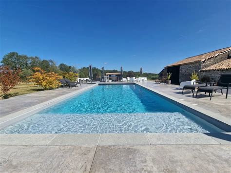 Piscine rénovée avec peinture bleue