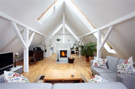 Vue intérieure d'un comble aménagé et lumineux