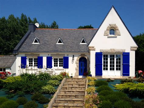 Façade d'une maison traditionnelle à La Rochelle avec des volets bleus