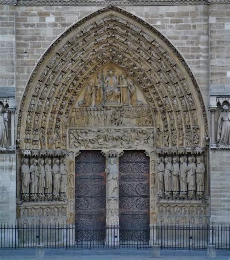 Détail symbolique du portail sud de l'église Saint-Merry