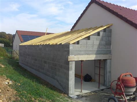 Garage en parpaing avec toiture en tuiles