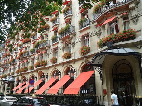 Façade de l'Hôtel Plaza Athénée avec ses balcons fleuris