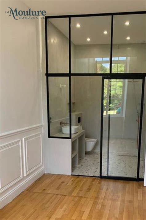 Détail d'une moulure ornée dans une chambre rénovée