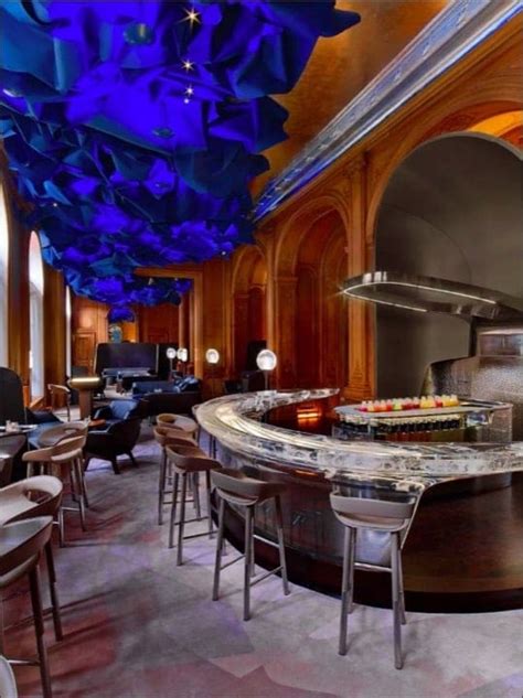 Le Bar du Plaza Athénée avec son plafond de volutes bleues