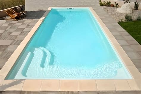 Vue aérienne d'une piscine coque polyester dans un jardin