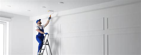 Application de peinture sur un plafond