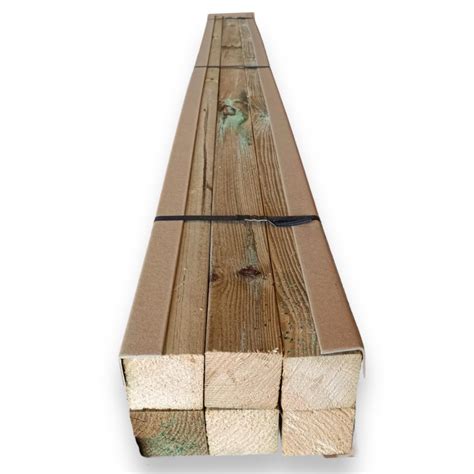 Poteaux en bois extérieur dégradés par l'humidité