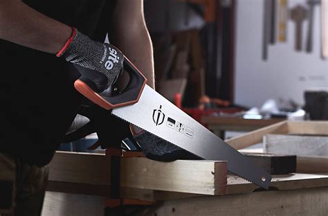 Outils pour la coupe et la mesure du bois