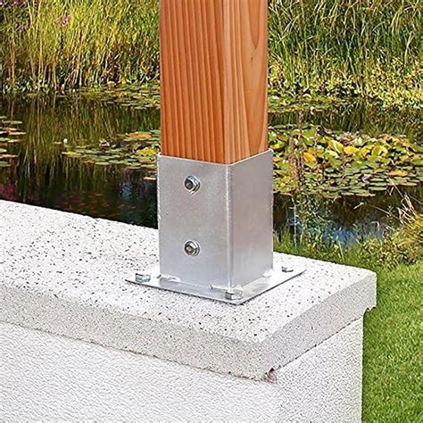 Support de poteau métallique avec système de ventilation