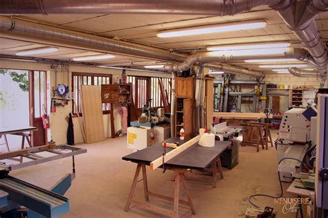 Atelier de menuiserie moderne avec machines CNC