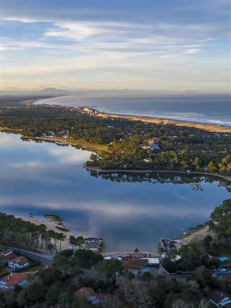 Vue panoramique du lac d'Hossegor avec ses pins environnants