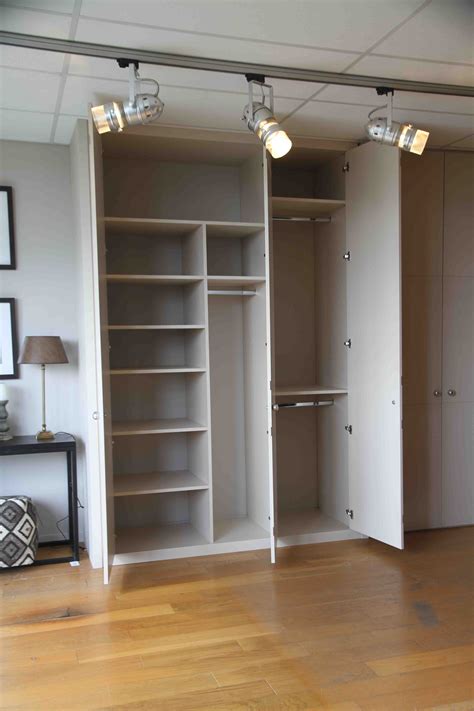 Aménagement placard intérieur moderne