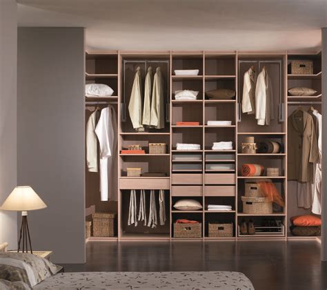 Intérieur de placard organisé avec tiroirs et étagères