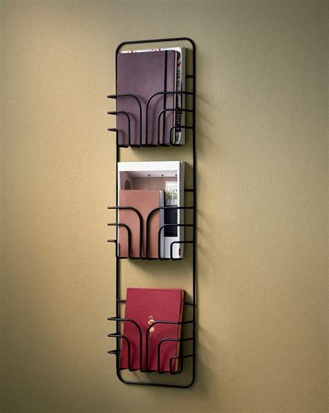 Porte-revues mural en métal avec magazines rangés