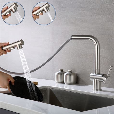 Gros plan sur le levier et la douchette extractible d'un robinet de cuisine couleur terre de France