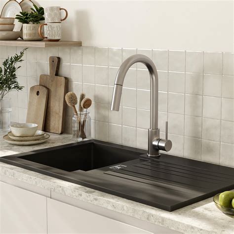 Vue d'ensemble d'une cuisine lumineuse avec un évier intégrant un mitigeur couleur terre de France et des éléments décoratifs naturels