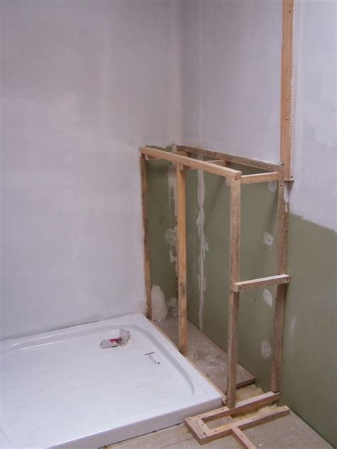 Exemple de coffrage de tuyau carrelé dans une salle de bain