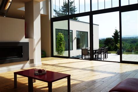 Maison bois contemporaine avec grande baie vitrée