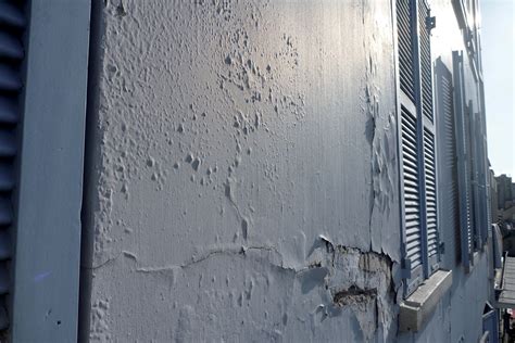 Façade d'un bâtiment avec un revêtement d'imperméabilité