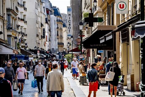 Une rue typique de Cannes avec des commerces