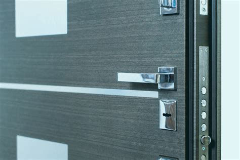 Une porte blindée avec une serrure multipoints