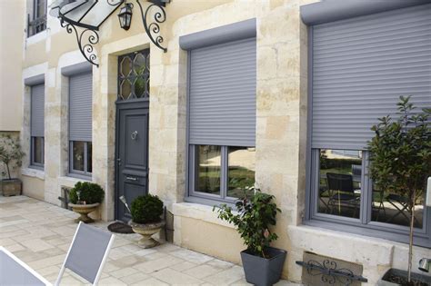 Maison avec des volets roulants en aluminium
