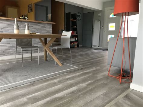 Image d'un salon moderne avec un sol stratifié Parador Chêne naturel