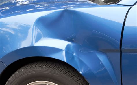 Voiture avec une bosse sur la carrosserie