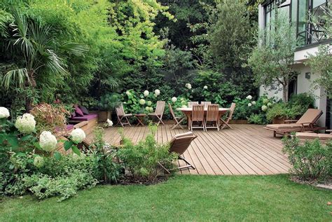 Vue aérienne d'une terrasse en bois moderne avec jardin paysager