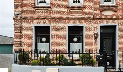 Façade d'une maison en briques rouges typiques d'Amiens