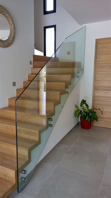 Escalier intérieur moderne avec garde-corps en verre