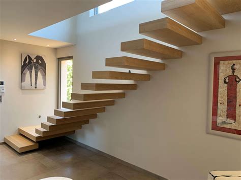 Escalier suspendu moderne avec marches en bois