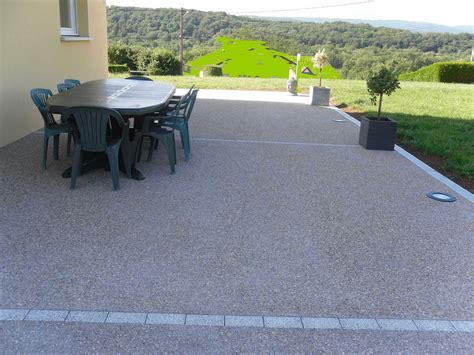 Exemple de terrasse en béton désactivé avec graviers clairs