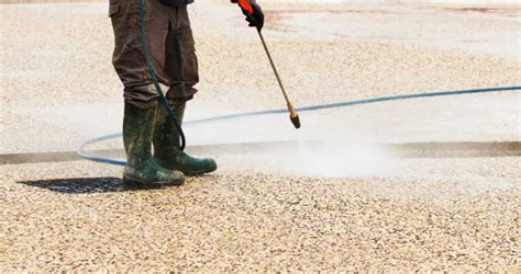 Application du produit désactivant au pulvérisateur