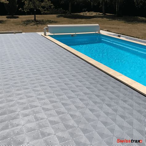 Dalles de sol ajourées pour piscine avec effet antidérapant