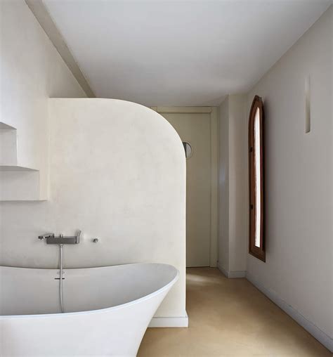 Microciment appliqué sur les murs et le sol d'un spa