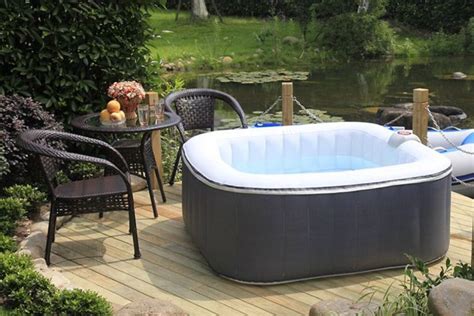 Spa gonflable posé sur des dalles clipsables