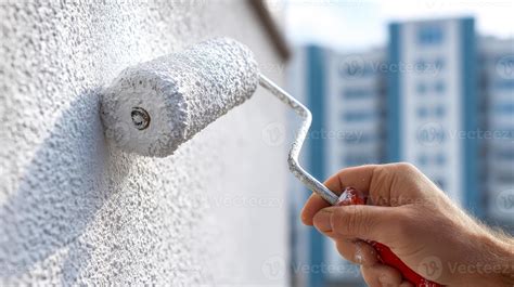 Personne ponçant un mur avec une cale