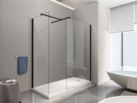 Paroi de douche propre et étincelante