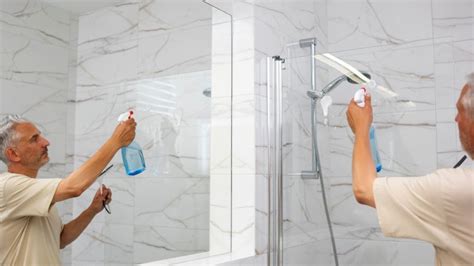 Utilisation d'une raclette sur une paroi de douche