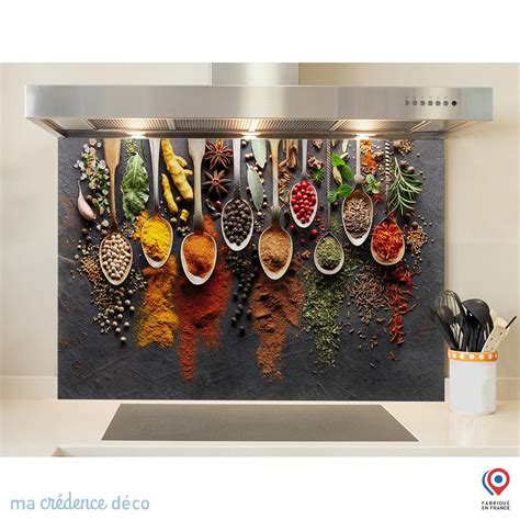 Crédence de cuisine avec un design de cuillères colorées et d'épices