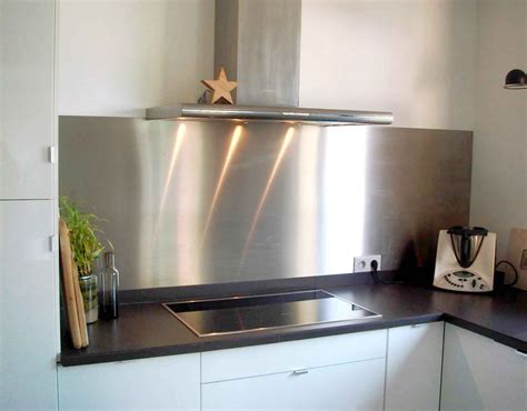 Une cuisine professionnelle moderne avec une crédence en inox