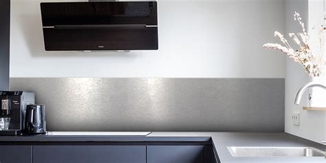 Schéma montrant les différentes utilisations d'une crédence en inox : murale, fond de hotte, plinthe